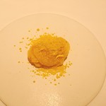 アニエルドール - 柿のスライスに青蜜柑のコンポート、菊の花、みかんのソルベ