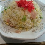 飯城園 - ハム・卵・ネギだけのシンプルなチャーハン
            塩気・旨味のバランスが絶妙