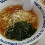 飯城園 - 油分控えめの醤油スープですが、
            旨味がしっかりしています