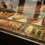 パティスリー おん - ガラスのショーケース内