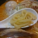 ジャンプラーメン - 辛味噌麺(800円) 麺アップ