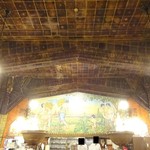 ビヤホールライオン - ホールの天井と壁画