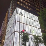 ビヤホールライオン - 隣のDiorが明るくてビアホールの窓は昼のよう