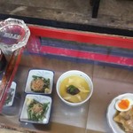 久村の酒場 - テーブルの下は…