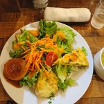 コケット ママン - (2017年10月　訪問)お野菜のプレート、アップ。この日の内容はタップリの葉野菜サラダを中心にさつま芋のグラタン、きのこのオムレツ、ふろふき大根ゆず風味、キャロットラぺ、脇にはバゲットも2キレ添えられます。