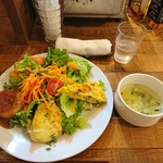 Coquette Maman - (2017年10月　訪問)お野菜のプレート、スープとドリンクが付いて1000円。
