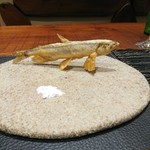 傳 - (2017年10月　訪問)ししゃもの唐揚げ。ふわりとした儚い身に反して甘みと風味が力強い。