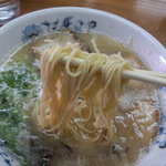 ラーメン無法松 - 麺は細麺ｽﾄﾚｰﾄ、ｴｯｼﾞがないｽｸｴｱ断面、低加水率。ｶﾀ麺に合う！