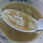 ラーメン無法松 - 天の川みたいな綺麗な脂の粒々がゆったり浮いている。