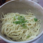 ラーメン無法松 - 替玉はこうして器で持って来てくれます。ﾗｰﾀﾚは別皿。