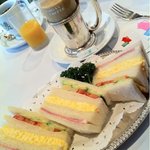 イノダコーヒ - ミックスサンドとカフェオレ。後ろは、京の朝食についてるオレンジジュースとコーヒー。