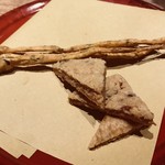 nomad - ドライトマトを練りこんだグリッシーニと、生ハムとチーズのサブレ