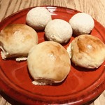 nomad - 上 全粒粉パン 
      下 たまごパン