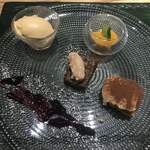 nomad - 左上  カラメルのジェラート
      中央上  オレンジのマリネ
      中央下  栗粉のトルタ 右下  ティラミス 