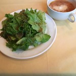 エッセ - グリーンサラダとスープ