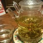 サクライ - 烏吐珠茶は工芸茶の一種でお湯を入れると綺麗に花開きます、烏龍やジャスミン等、数種類の茶葉が縛ってあるんですね～、散りばめてある赤いのは百日紅(サルスベリ)の花です※烏吐珠茶は読み方失念(--;)