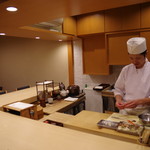 つづき - こじんまりした美しい店内