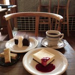 オキーフ - チーズケーキ 600円(税込)
      ガトーショコラ 500円(税込)
      オキーフブレンドNo.1／500円(税込)
      セットで50円(税込)引き