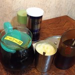 喜慕里 - 卓上の調味料　タレ、ラー油、にんにく
