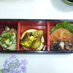 四季彩美　良庵 - つきだし：鶏タタキやまがけ・焼きナス・たこ天