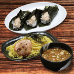 むつみ屋 - チャーシューと特製ダレとマヨネーズで和えた海苔巻きと、鰹と②母子の効いたつけ麺