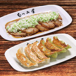 むつみ屋 - ビールとの相性抜群の２品。あぶりチャーシューと白と緑の２色餃子。緑は希少な「行者にんにく」使用です。