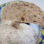 山里の自然なパン　エンゼル - 乾燥いちぢくにルヴァン種を加え昔ながらの製法で作られたパンはいちぢくの香りの良い甘さのみで砂糖は無使用、８種類の穀類がモチットした食感を引き出したパン。