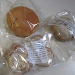 山里の自然なパン　エンゼル - 店内ではじっくりと熟成された無添加の生地を一個一個手作業で丸め、丁寧に焼き上げた様々なパンを販売されてます。