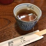 勝漫 - 割りばしと湯呑のロゴ