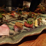 大どころ - ◆お刺身盛り合わせ。 石鯛（対馬）・鱸（姪浜）赤雲丹（唐津）のせ・歯鰹（長崎）漬けで・炙り秋刀魚（北海道）・穴子(対馬）・ 石鯛の腹身（炙りで）・エンガワ（炙りで）など。