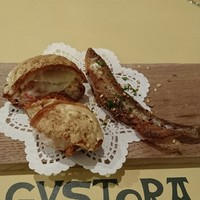 ガストーラ - ししゃものグリエ?かフリット?・カニの和えものをシュー皮に挟んで
