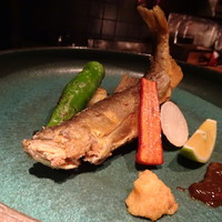 大どころ - ＊時間をかけて揚げてありますので、頭からすべて頂けます。 内臓で作ったソースが添えられ、鮎らしい苦みと旨みを感じる品で、鮎に付けていただくとより美味しい。