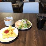 CAFÉ/BAR BSM 横浜関内店 - 前菜ビュッフェ。
                                美味し。