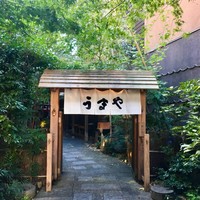 赤坂うまや - 門構えが立派。