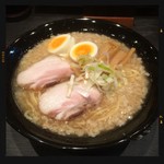 ラーメン大至 - 背脂ラーメン 890円