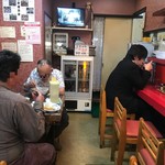 生駒軒 - 店内は厨房に面したカウンターとテーブル席があります