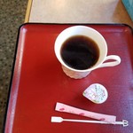 美加和屋 - 可愛いカップに入ったコーヒー。なぜかマクドナルドのマドラー。ツッコミ所満載