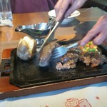 オリジナルハンバーグ、仕上げ中。