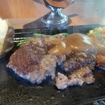 切り分けた後のオリジナルハンバーグ。