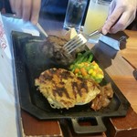 オリジナルハンバーグ＆タンドーリチキンコンビ。