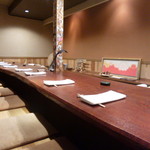 にしぶち飯店 - 広いカウンター席　真ん中の柱には芸舞妓さんの花名刺が沢山