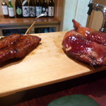 にしぶち飯店 - ２品目　唐揚げとチャーシュをこれから切り分けて頂きます