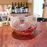 にしぶち飯店 - 紹興酒は瓶を開け、ガラスの器に注ぎます