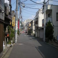 ラ・トゥーエル - こんな路地の先にあります