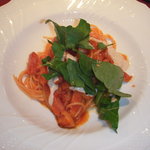 バンケット - ベーコンとルッコラのトマトソース　クルミペースト添え