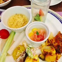 ビュッフェ＆カフェレストラン ナイト＆デイ - オードブル色々
                と野菜スティックバーニャカウダ、
                グラタンぽいの。