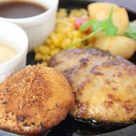 【豪華コンボ】ハンバーグ、カニコロと選べるオムライス 1,900円（税込 2,090円）