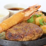 【豪華・洋食の極み】鉄板ハンバーグ、有頭エビフライとオムライス 2,091円（税込 2,300円）