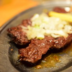 Tachinomi Kadokura - 特製牛ハラミ串焼（2串）@税込450円