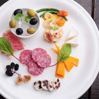 お酒のお共に…おつまみの盛り合わせ